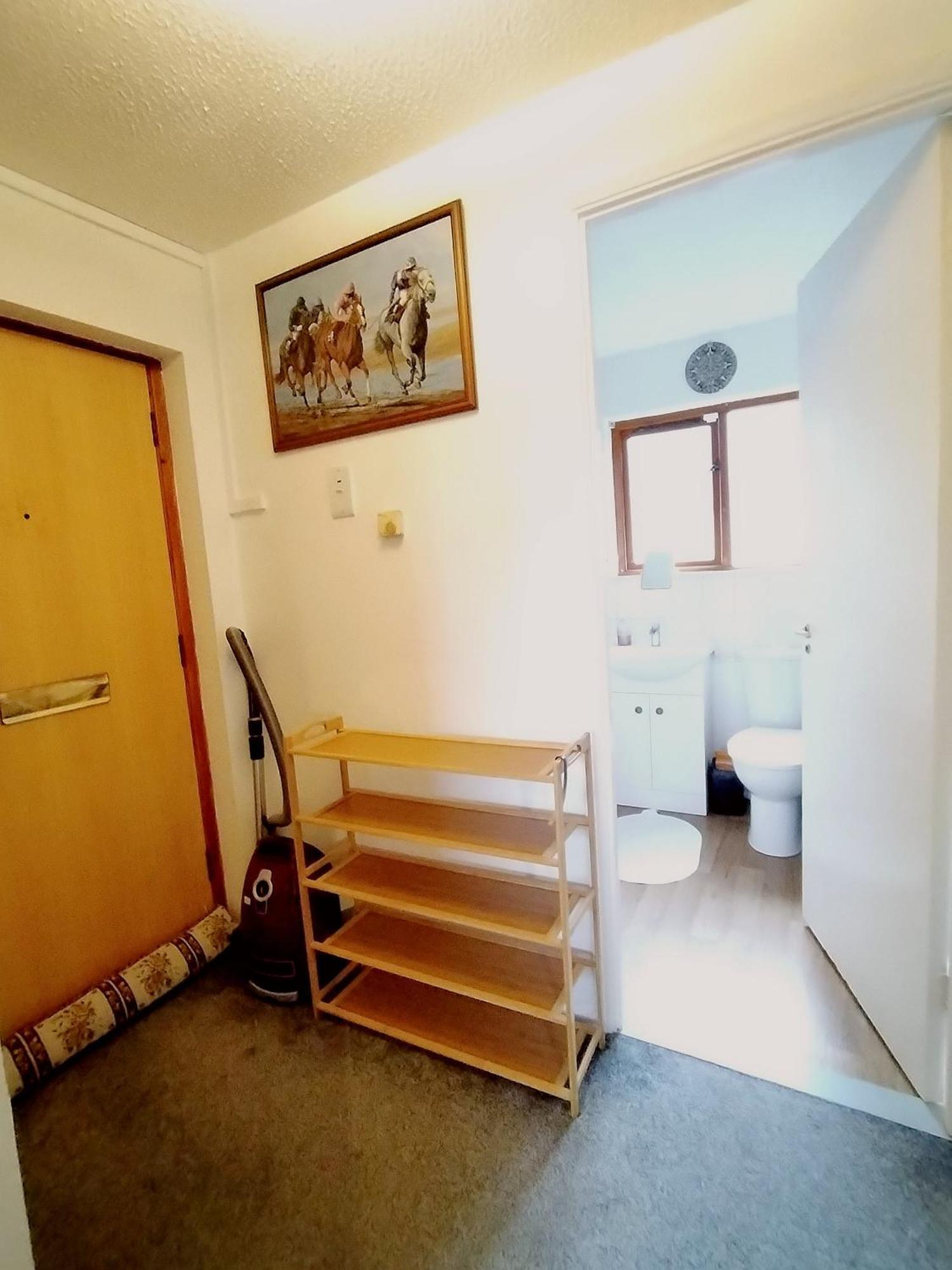Away Near Heathrow Airport * Cowley (Greater London)